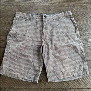 Banana Republic Men’s Gray and White Flat Front Summer Shorts